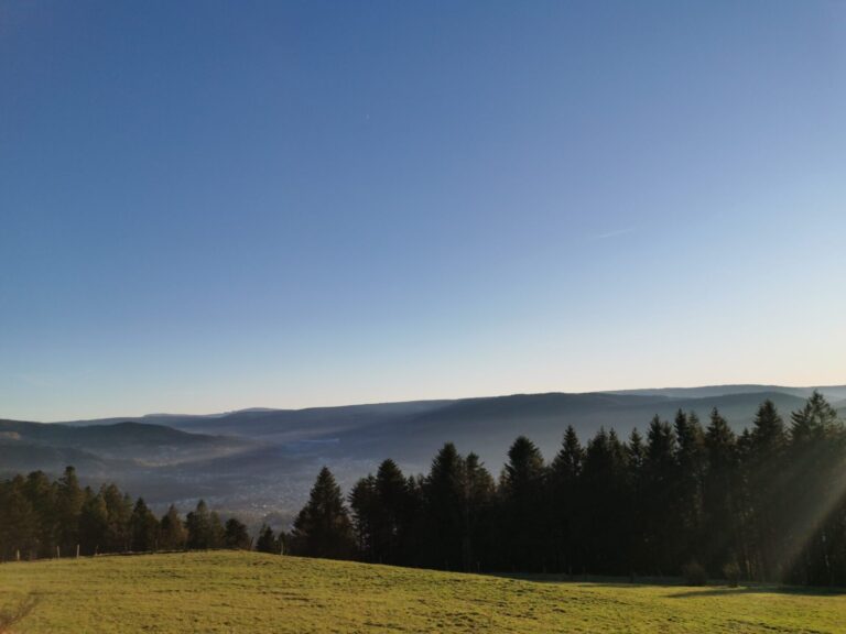 l'horizon sur les montagnes et ciel bleu