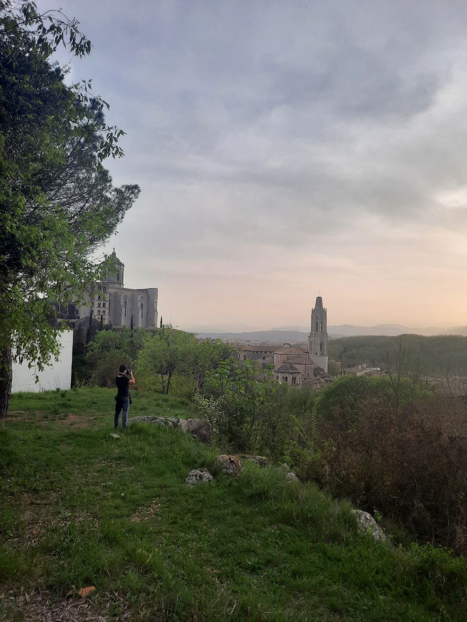justine qui prend un paysage en photo