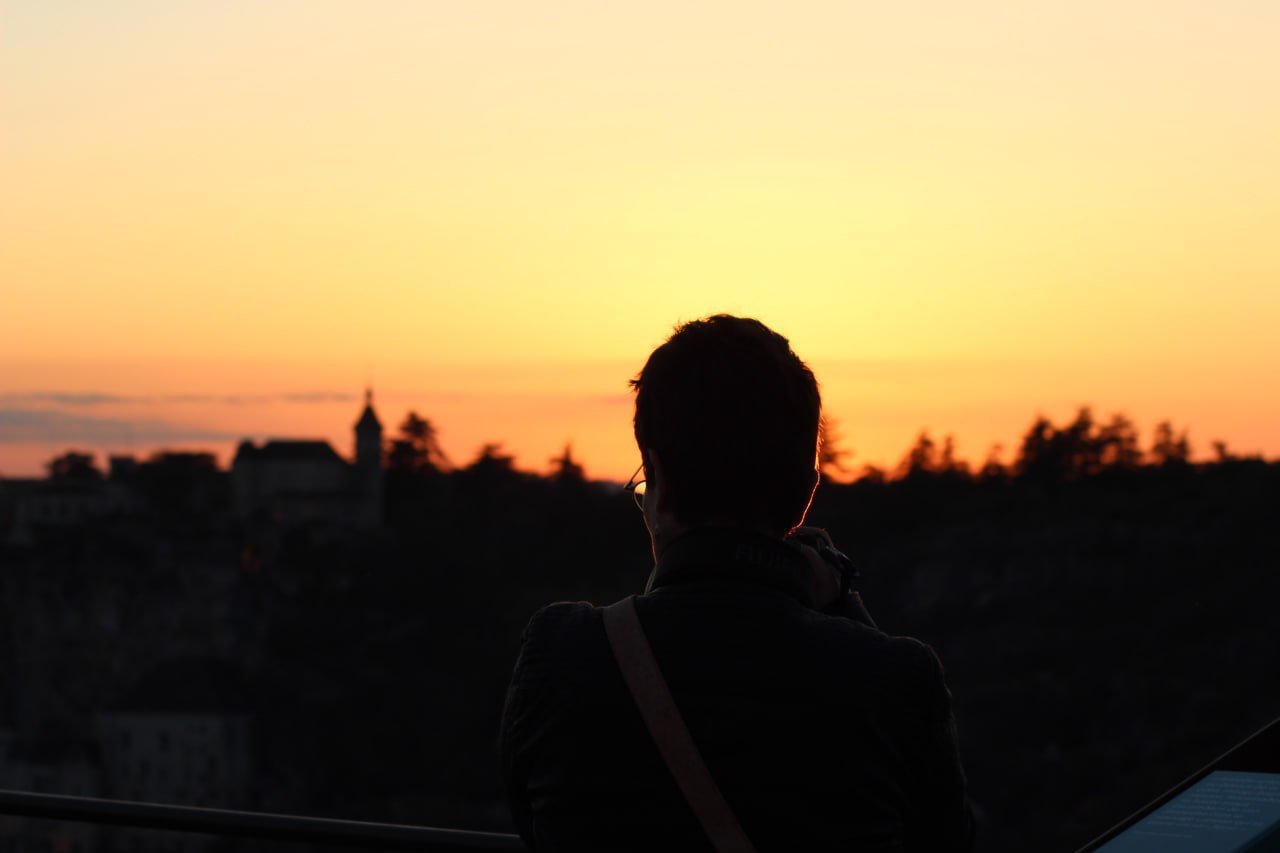 coucher de soleil pris et justine de dos