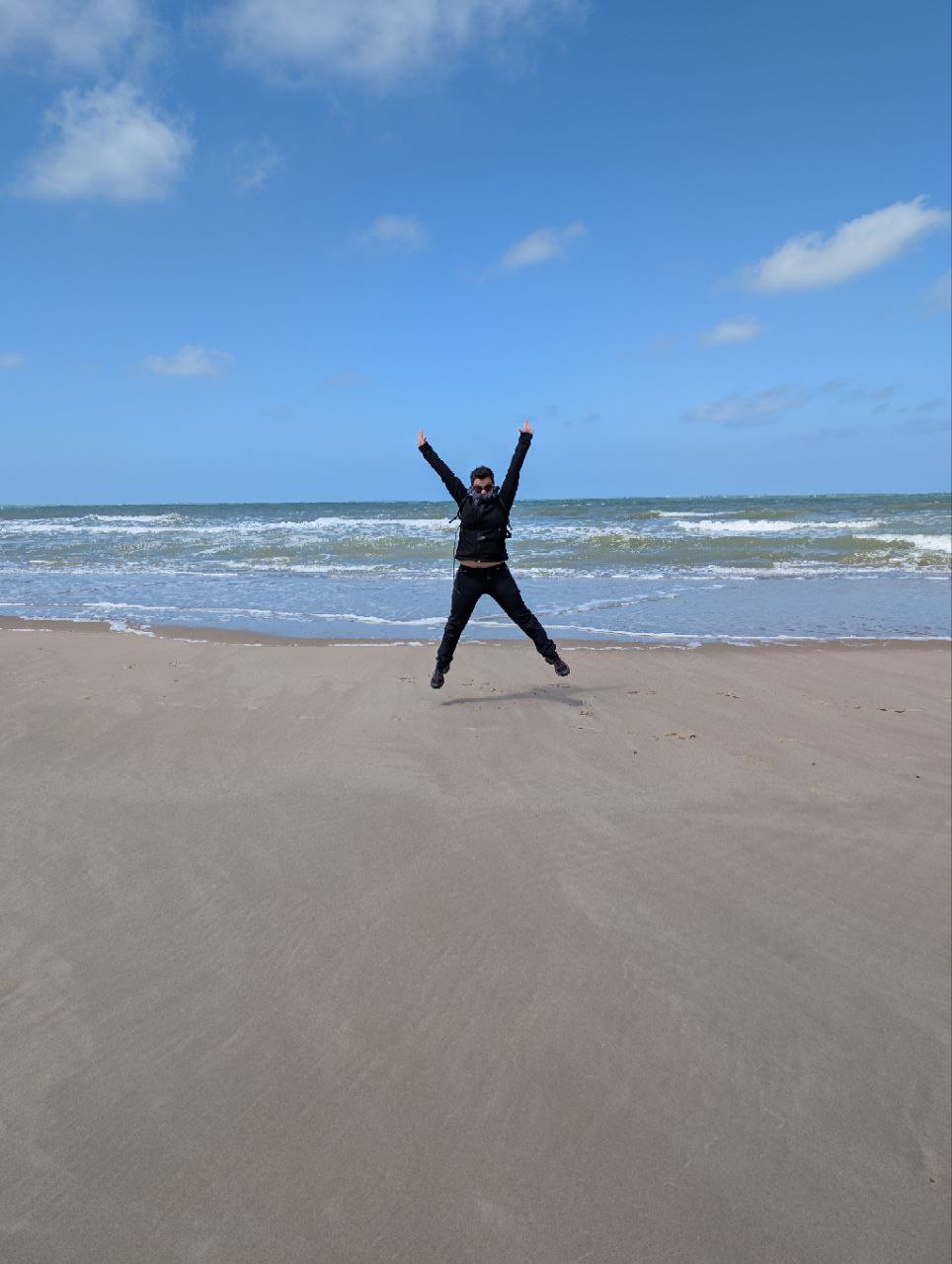justine saut bras en l'air plage
