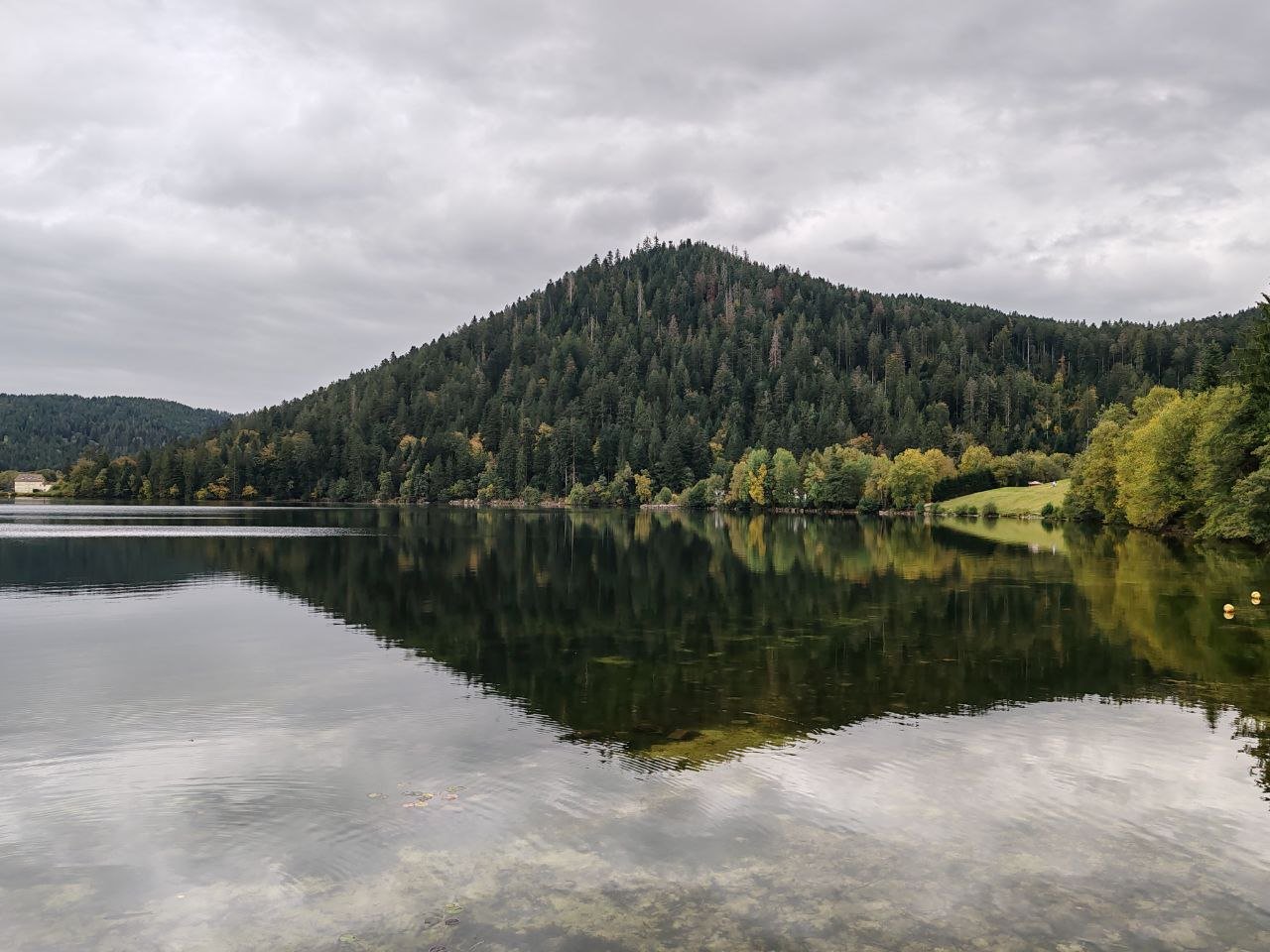 la montagne reflète sur le lac