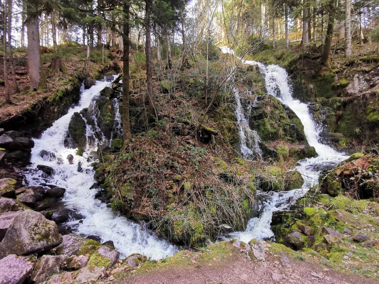 cascade prenant deux chemins
